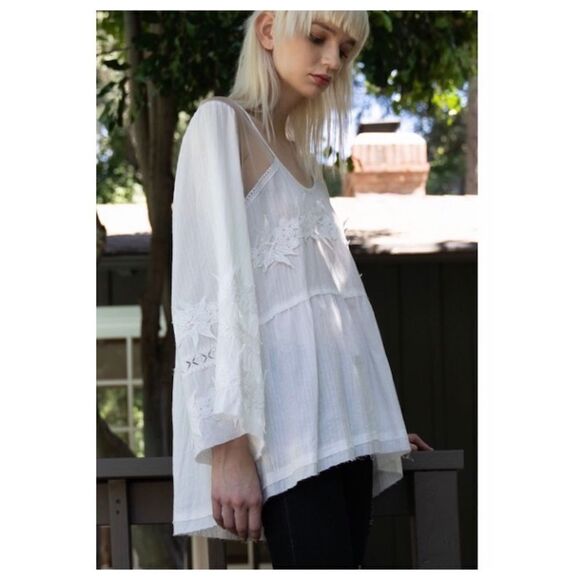 🌸COTTON Top w/ Bell Sleeves & Floral Embellishment - Picture 3 of 12